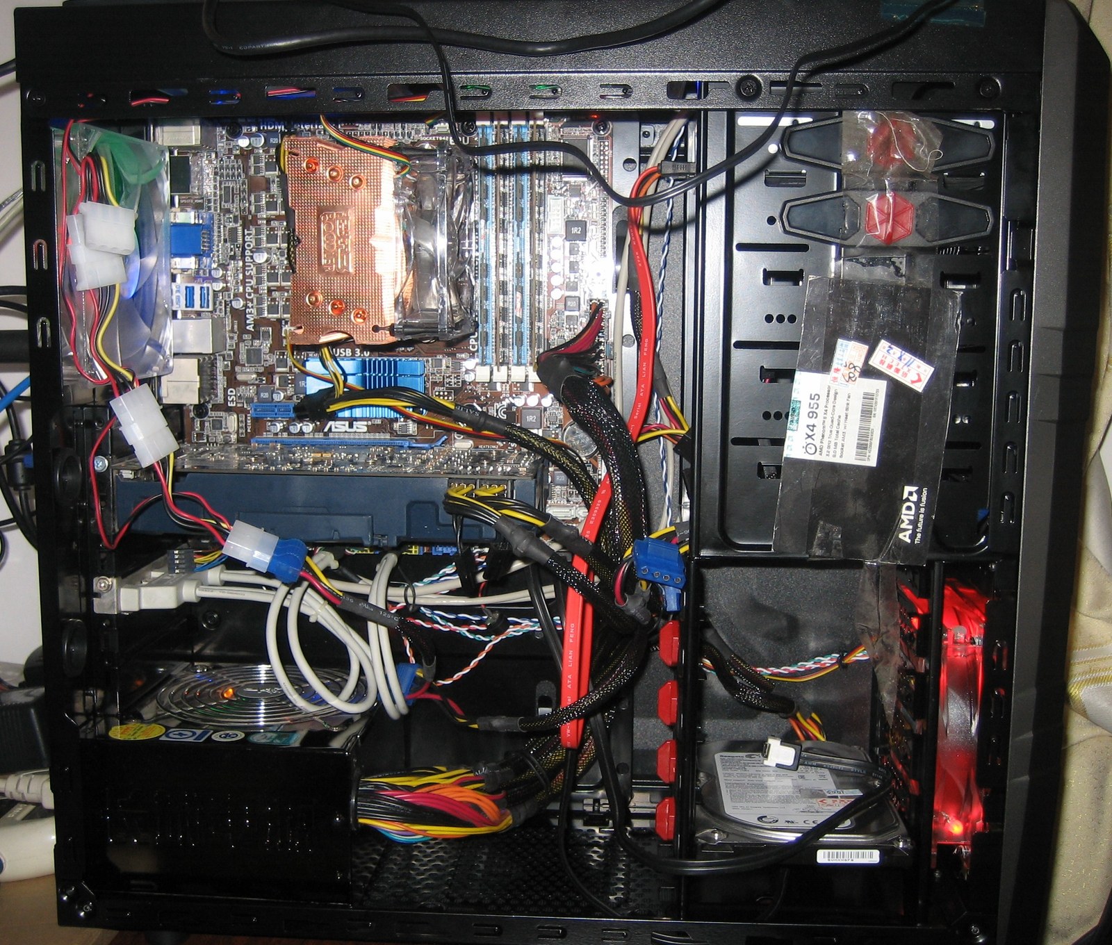 Offener Desktop-PC mit sichtbaren Komponenten